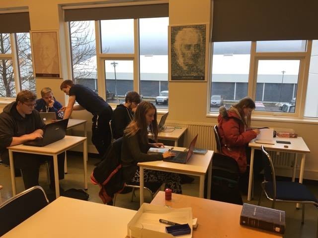 Nemendur vinna lokaverkefni