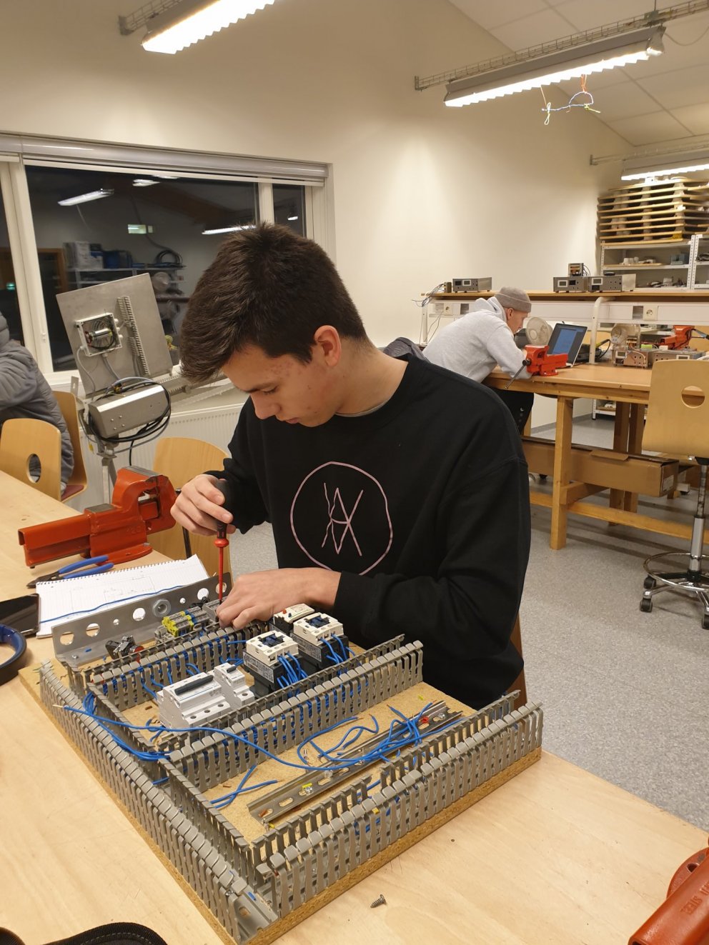 Rafmagnaður blakari í fjölbreyttu námi