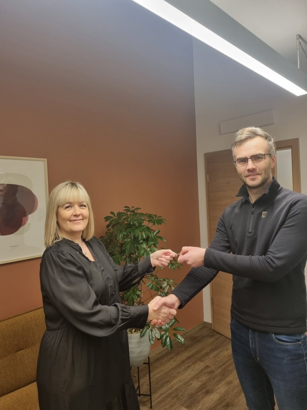 Hafliði afhendir Eydísi lyklavöldin að Verkmenntaskólanum