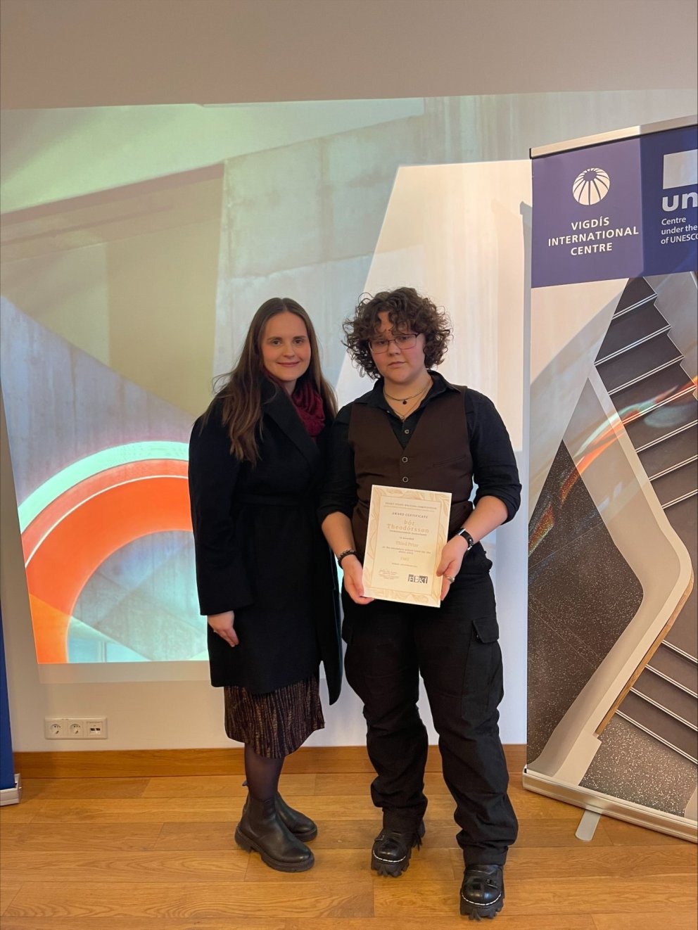 Hér má sjá Þór ássamt Asiu enskukennarar við VA við móttöku verðlaunanna