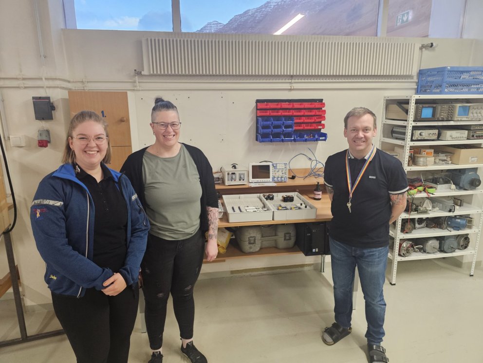 Á myndinni má sjá Maríönnu Rögnu ásamt Hildi Dröfn deildastjóra rafiðngreina og Birgi Jónsson aðstoð…