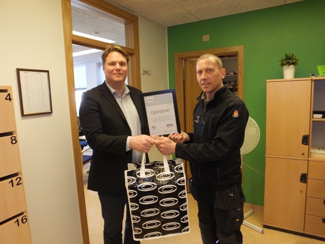 Elvar Jónsson skólameistari veitti gjöfinni viðtök