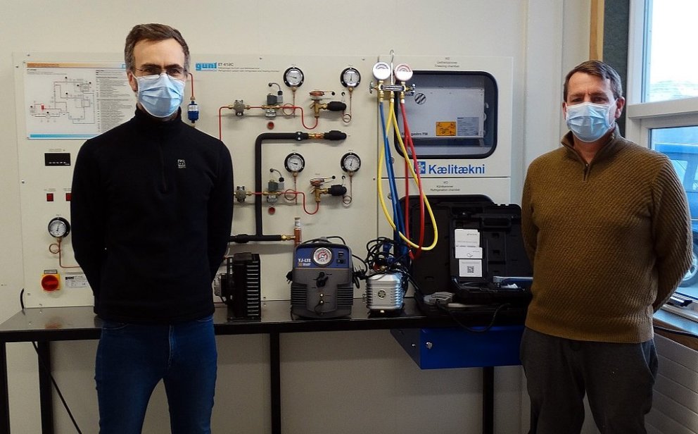 Hafliði og Arnar við nýja kennslubúnaðinn. Mynd: Smári Geirsson