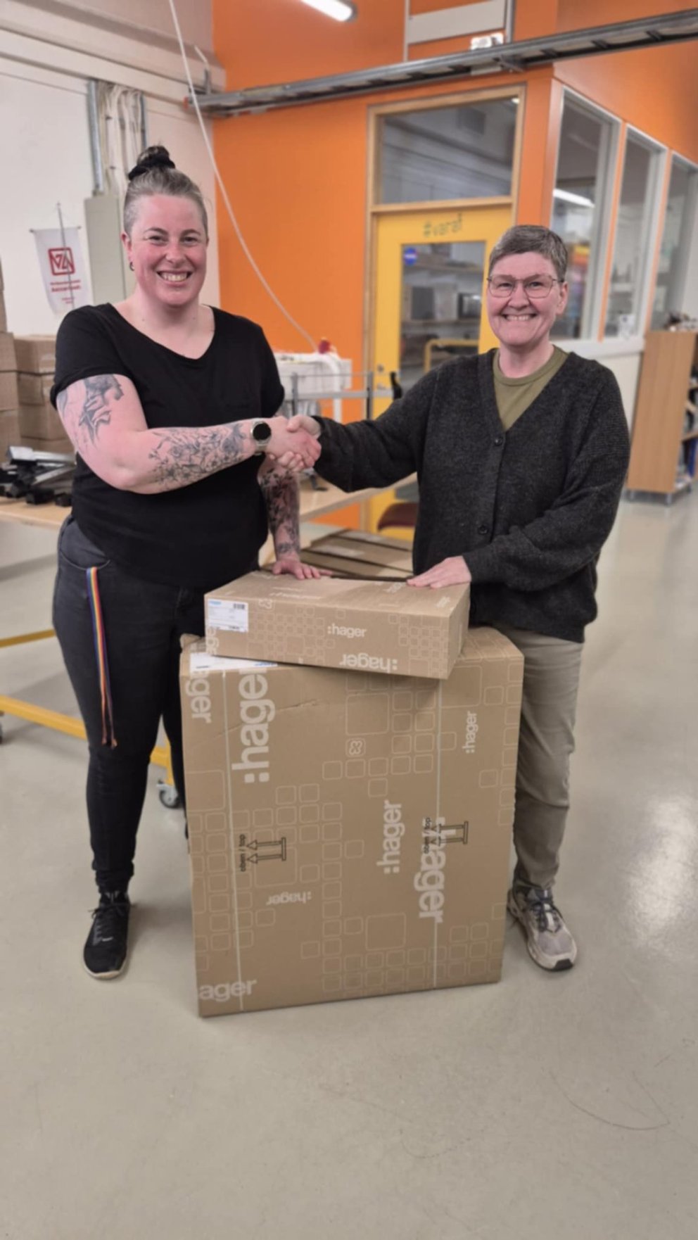 Á myndinni eru Hildur Dröfn Guðmundsdóttir, deildarstjóri rafdeildar VA ásamt Berglindi Leifsdóttur …