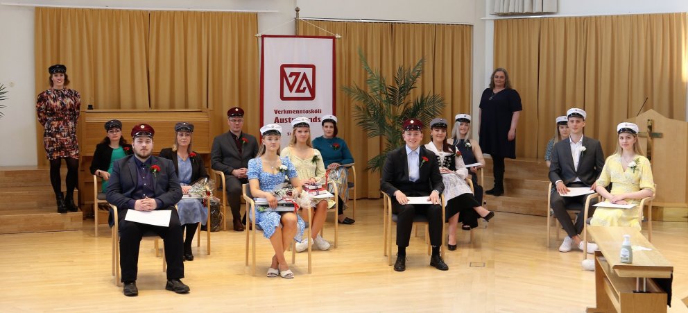 28 nemendur brautskráðust í dag