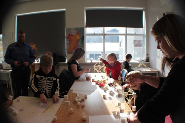 623 skrifuðu nafn sitt í gestabækur