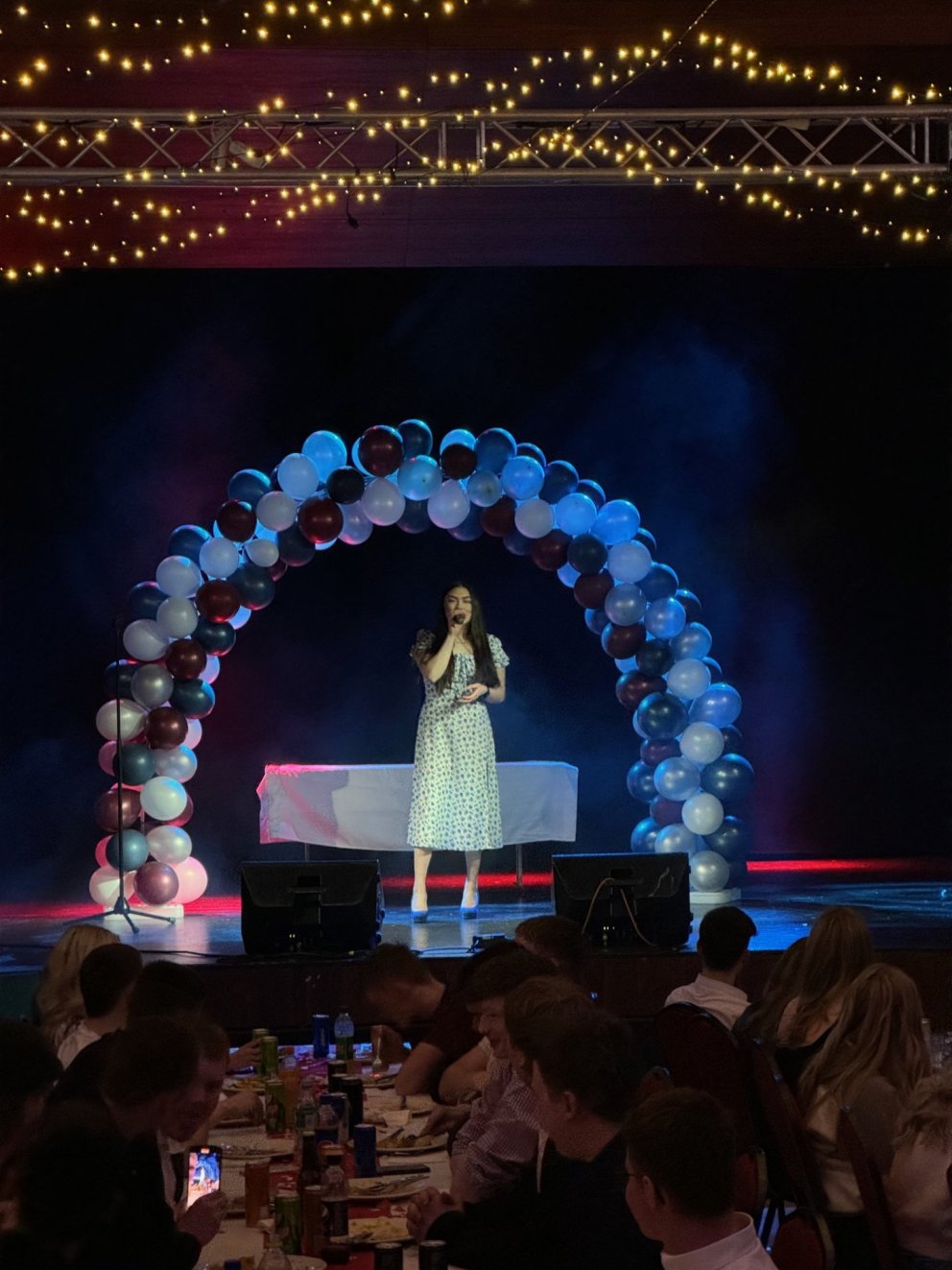 Margarette syngur á árshátíðinni í mars 2024