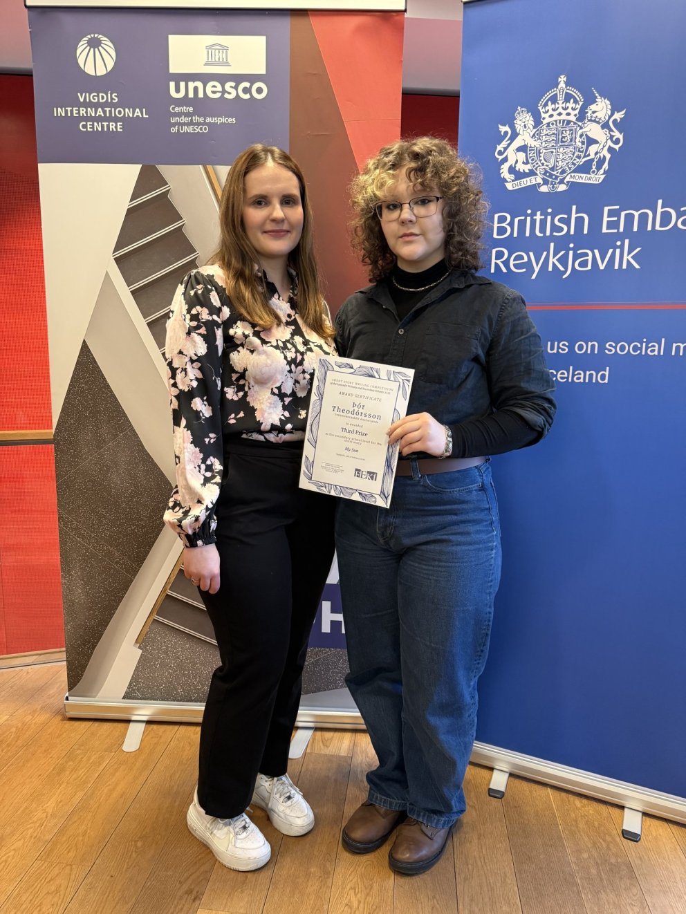 Hér má sjá Þór ásamt Asiu enskukennara við móttöku verðlaunanna þann 9. febrúar s.l.