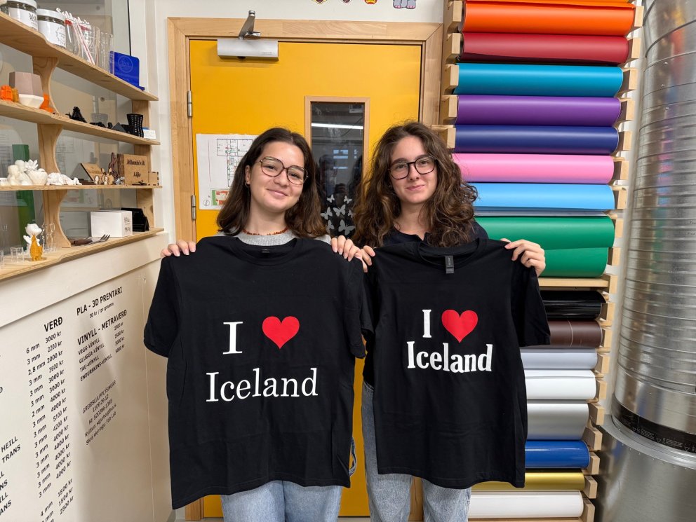 Hér má sjá þær Steffy og Inua með boli sem þær bjuggu til í Fablab