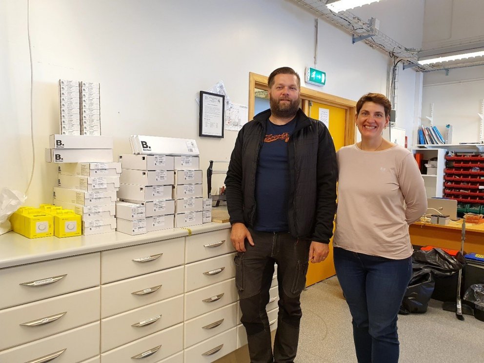 Kristinn Guðbrandsson að afhenda rafiðndeildinni efnið og Þuríður deildarstjóri tekur við því