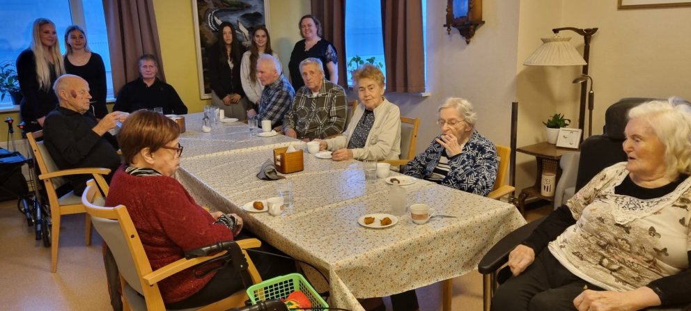 Nemendur og íbúar ásamt kennara hópsins, Margréti Perlu Kolku Leifsdóttur