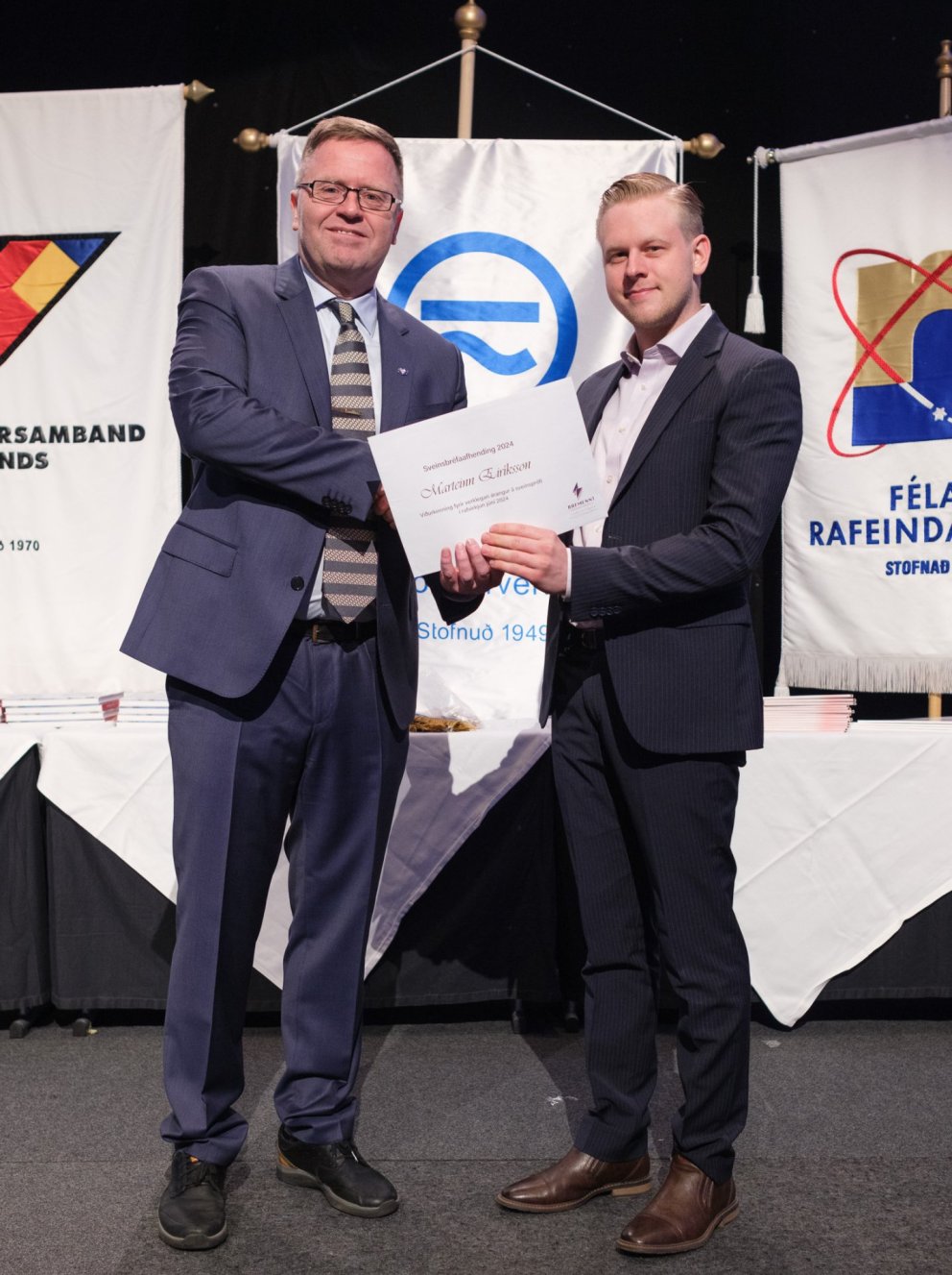 Marteinn Eiríksson fær afhent verðlaun frá Guðmundi Ævari Guðmundssyni
fyrir góðan árangur á verkle…