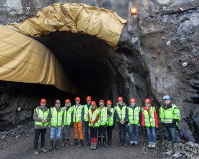 Norðfjarðargöng: Jarðfræðinemar í heimsókn í Fannardal