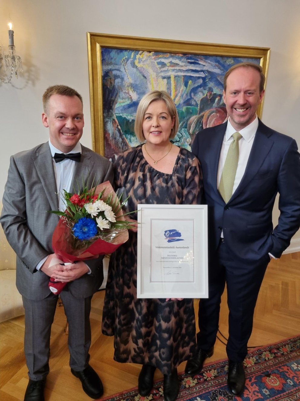 Á myndinni má sjá Birgi Jónsson og Eydísi Ásbjörnsdóttir ásamt Sigurði Hannessyni framkvæmdastjóra S…