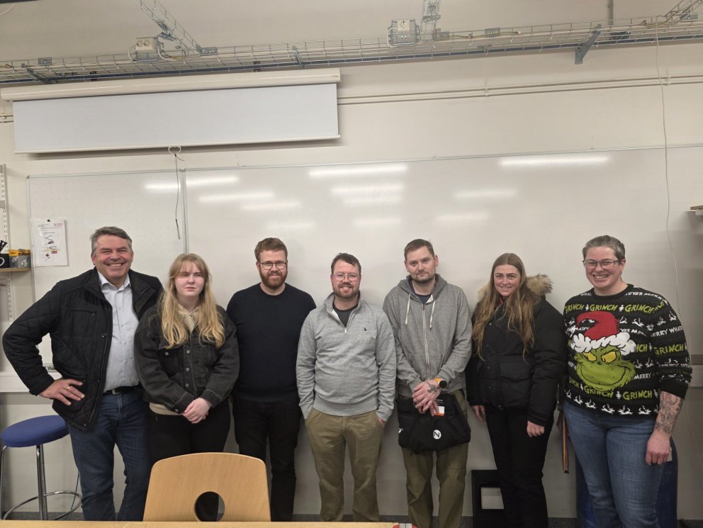 Á myndinni má sjá Þór Pálsson framkvæmdastjóra Rafmenntar ásamt nemendum á fyrsta ári í grunnnámi ra…