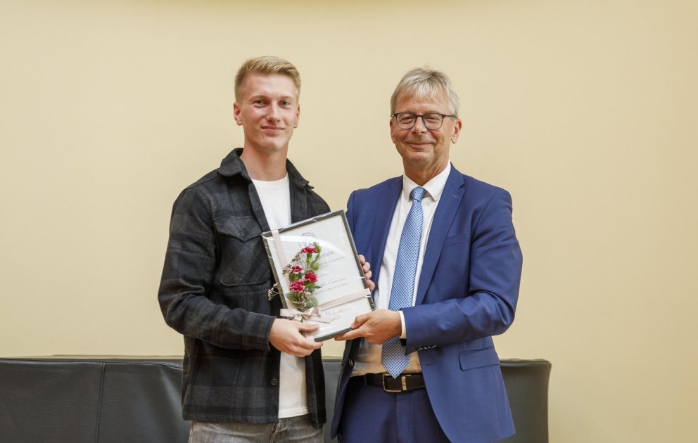 Ragnar tekur við styrknum úr hendi Jón Atla Benediktssonar rektors HÍ