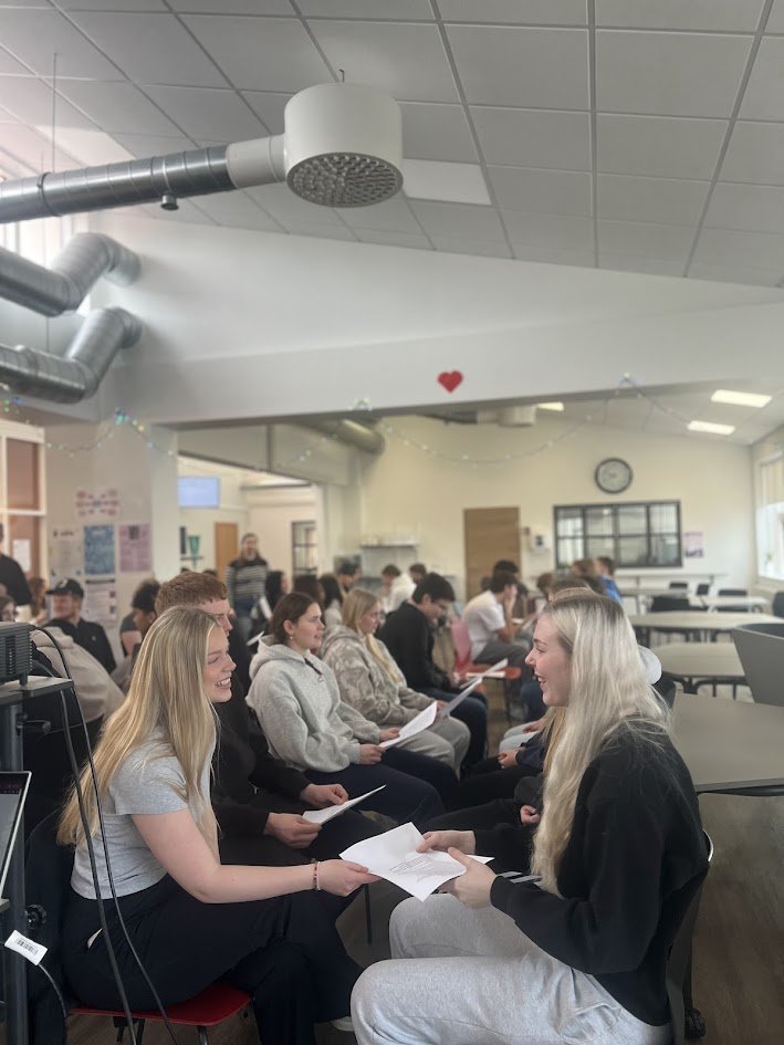 Hér er gleðin við völd á hraðstefnumóti nemenda í sal skólans