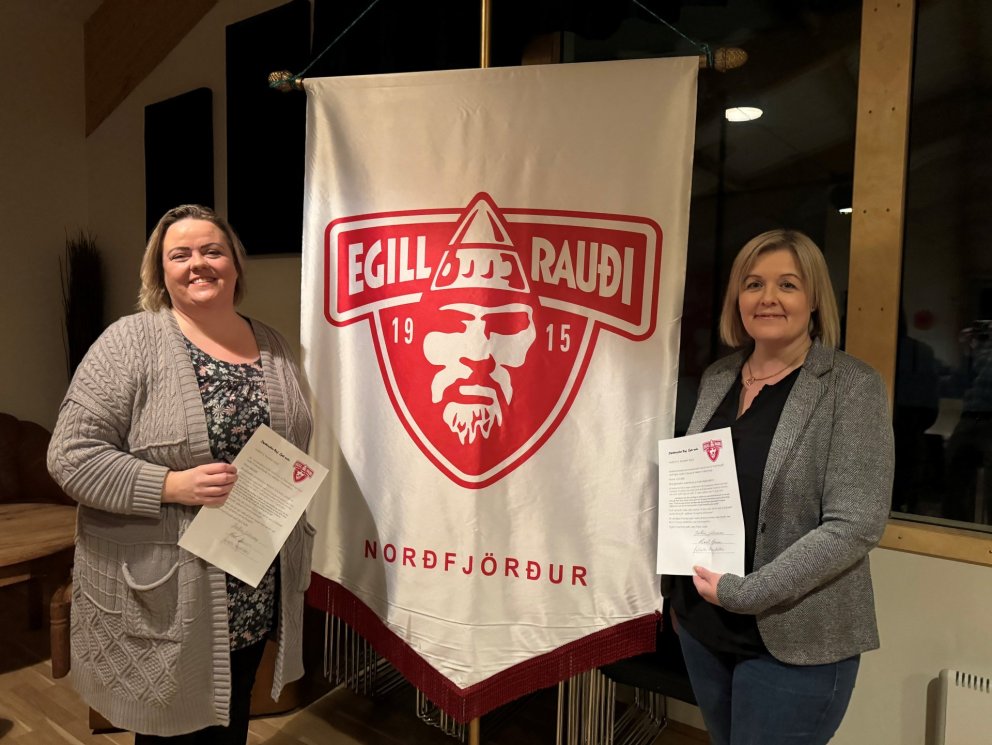 Egill rauði styður myndarlega við skólann