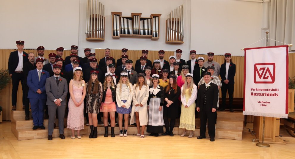 60 nemendur brautskráðust í dag