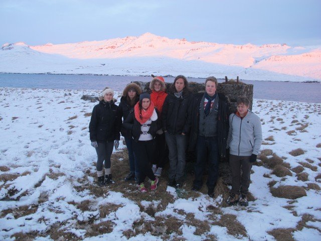 Nemendur við rústir hvalstöðvarinnar á Fögrueyri