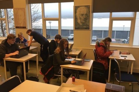 Nemendur vinna lokaverkefni