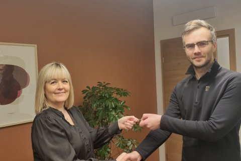 Hafliði afhendir Eydísi lyklavöldin að Verkmenntaskólanum