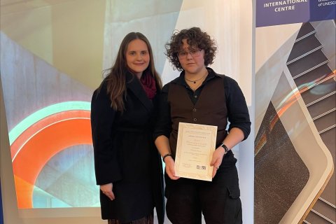 Hér má sjá Þór ássamt Asiu enskukennarar við VA við móttöku verðlaunanna