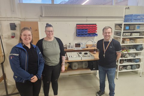 Á myndinni má sjá Maríönnu Rögnu ásamt Hildi Dröfn deildastjóra rafiðngreina og Birgi Jónsson aðstoð…