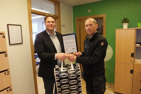 Elvar Jónsson skólameistari veitti gjöfinni viðtök