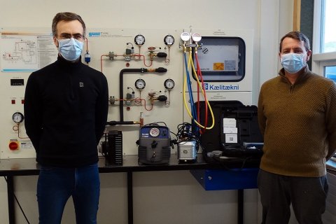 Hafliði og Arnar við nýja kennslubúnaðinn. Mynd: Smári Geirsson