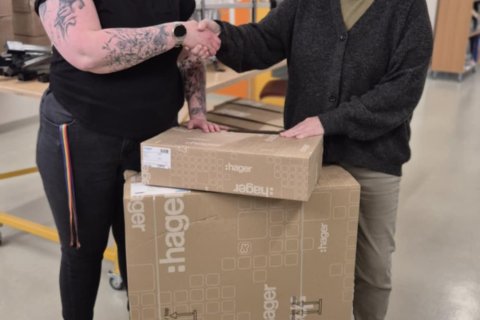 Á myndinni eru Hildur Dröfn Guðmundsdóttir, deildarstjóri rafdeildar VA ásamt Berglindi Leifsdóttur …