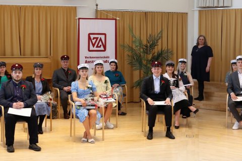 28 nemendur brautskráðust í dag