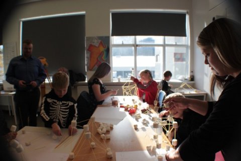 623 skrifuðu nafn sitt í gestabækur