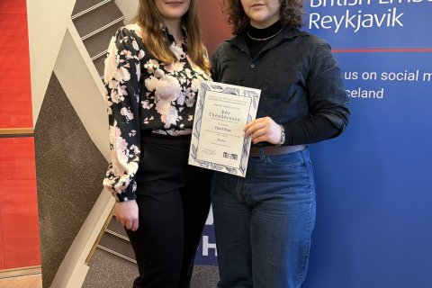 Hér má sjá Þór ásamt Asiu enskukennara við móttöku verðlaunanna þann 9. febrúar s.l.