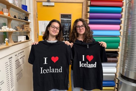 Hér má sjá þær Steffy og Inua með boli sem þær bjuggu til í Fablab