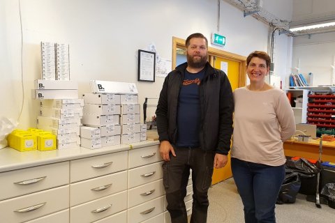 Kristinn Guðbrandsson að afhenda rafiðndeildinni efnið og Þuríður deildarstjóri tekur við því