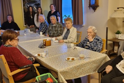 Nemendur og íbúar ásamt kennara hópsins, Margréti Perlu Kolku Leifsdóttur