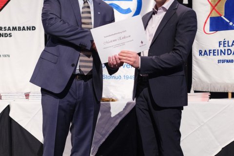 Marteinn Eiríksson fær afhent verðlaun frá Guðmundi Ævari Guðmundssyni
fyrir góðan árangur á verkle…