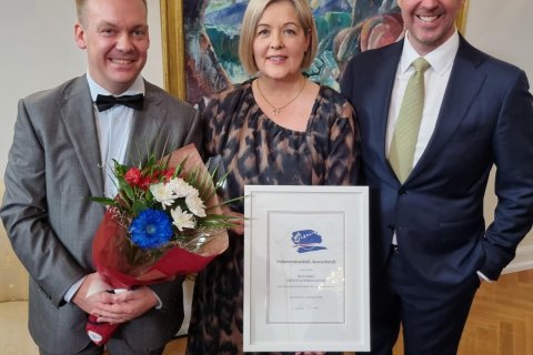 Á myndinni má sjá Birgi Jónsson og Eydísi Ásbjörnsdóttir ásamt Sigurði Hannessyni framkvæmdastjóra S…