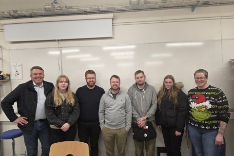 Á myndinni má sjá Þór Pálsson framkvæmdastjóra Rafmenntar ásamt nemendum á fyrsta ári í grunnnámi ra…