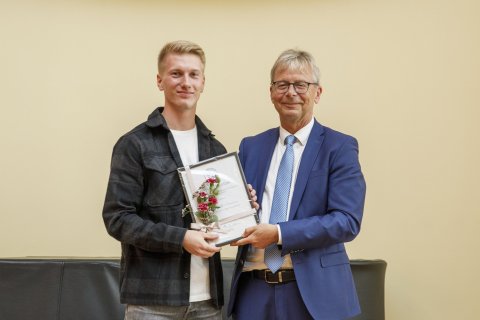 Ragnar tekur við styrknum úr hendi Jón Atla Benediktssonar rektors HÍ