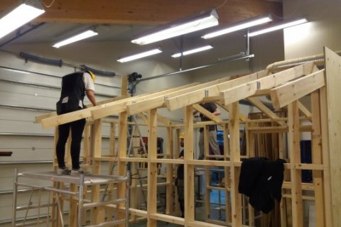 Nemendur smíða gestahús