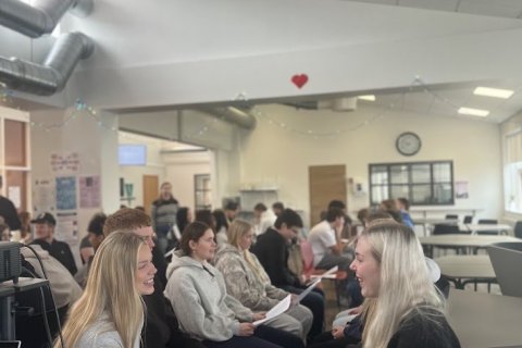 Hér er gleðin við völd á hraðstefnumóti nemenda í sal skólans