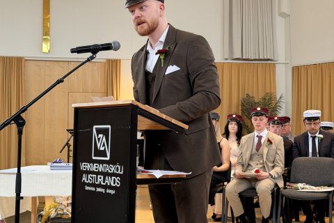 Þorvaldur Jón Andrésson útskriftarnemi í húsasmíði flutti ávarp fyrir hönd útskriftarnema ásamt Hafr&hellip;