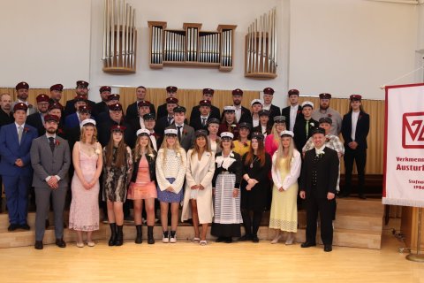 60 nemendur brautskráðust í dag