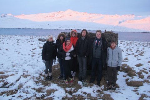 Nemendur við rústir hvalstöðvarinnar á Fögrueyri